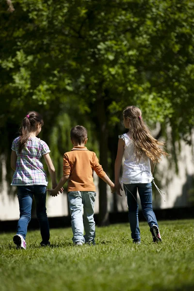 Bambini che corrono — Foto Stock