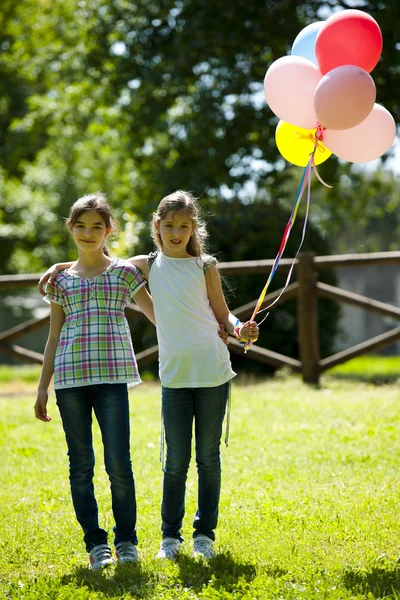 Duas meninas brincando ao ar livre — Fotografia de Stock