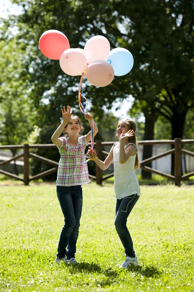 Twee kleine meisjes buiten spelen — Stockfoto