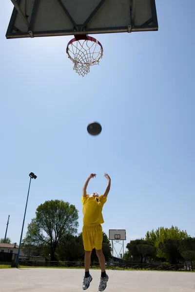 Anak kecil bermain basket — Stok Foto
