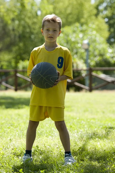 Basket topu tutan çocuk — Stok fotoğraf