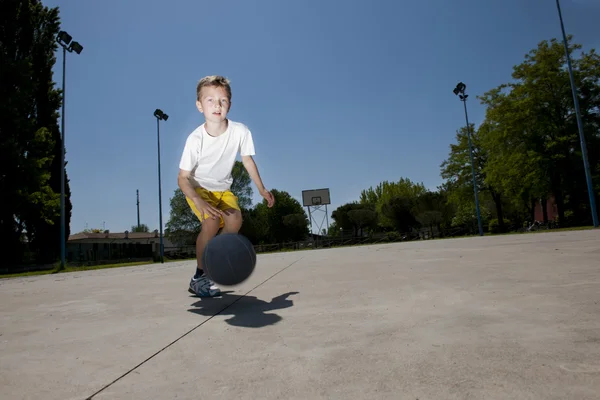 Malý chlapec hrát basketbal — Stock fotografie