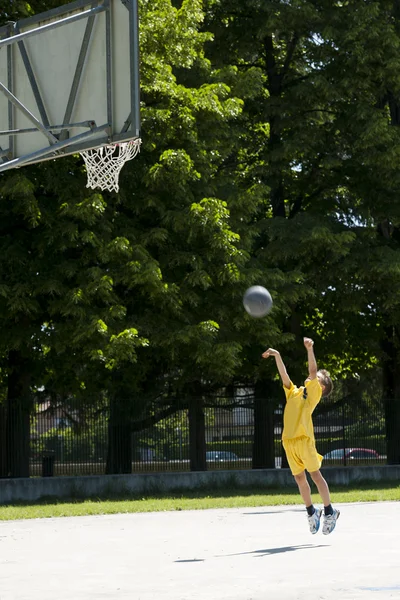 Маленький мальчик играет в баскетбол — стоковое фото