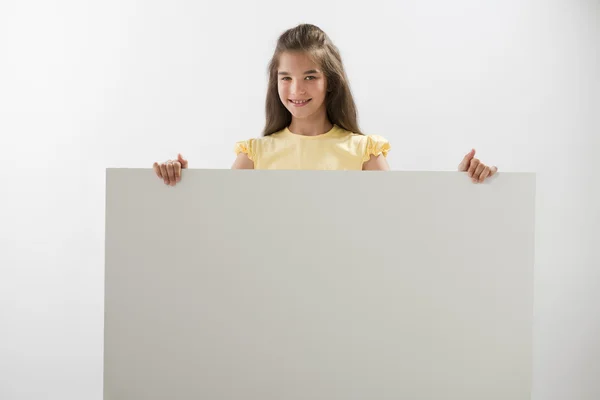 Menina segurando um sinal em branco — Fotografia de Stock