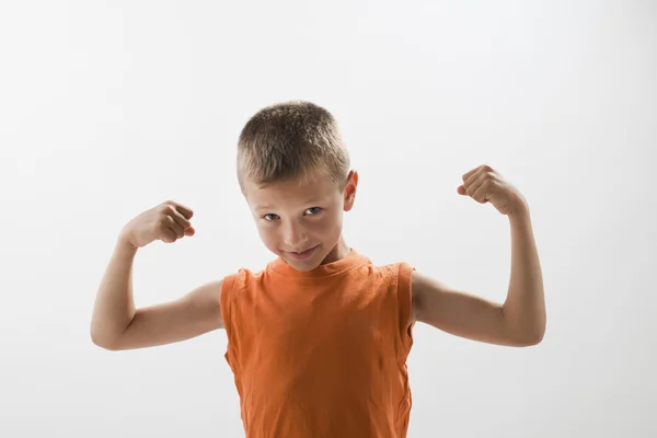 Bambino mostrando i suoi muscoli — Foto Stock