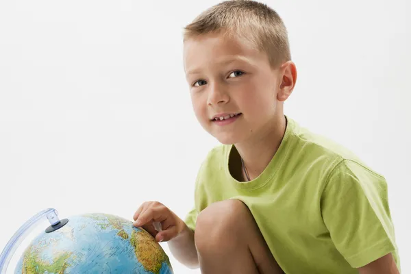 Küre olan küçük çocuk — Stok fotoğraf
