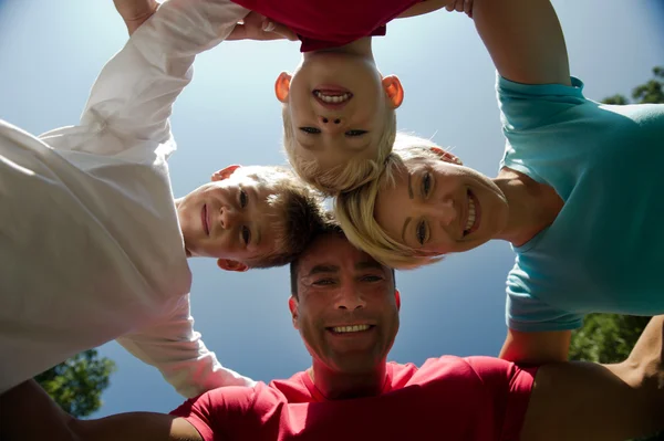 Aile kucaklama — Stok fotoğraf