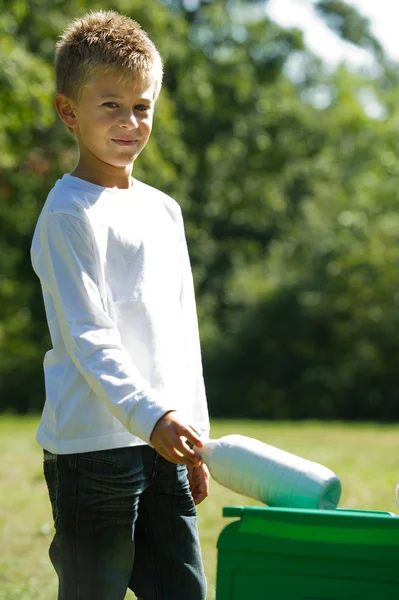 Jongen een fles recycling — Stockfoto