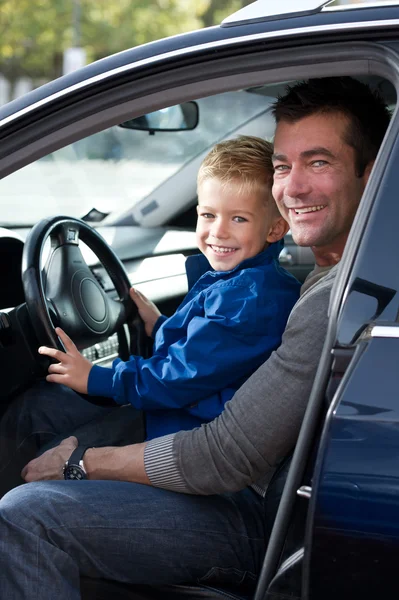 Far med son i bilen — Stockfoto