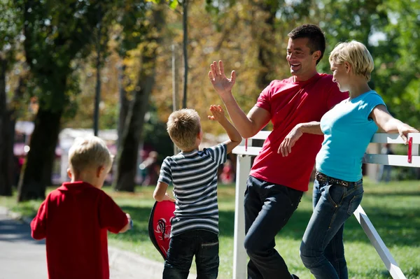 Father giving a five to skater — Stock Photo, Image