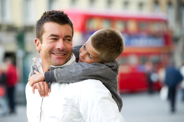 Sohn spielt Huckepack — Stockfoto