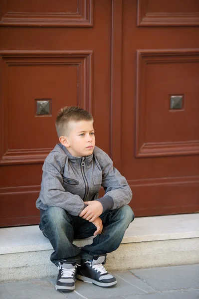 Nadenkend kleine jongen — Stockfoto