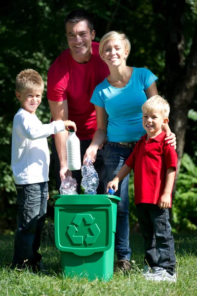 Familie recycling van flessen — Stockfoto