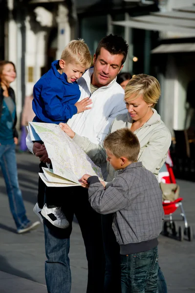 Familjen tittar på karta — Stockfoto