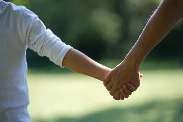 Una madre tiene la mano di suo figlio — Foto Stock