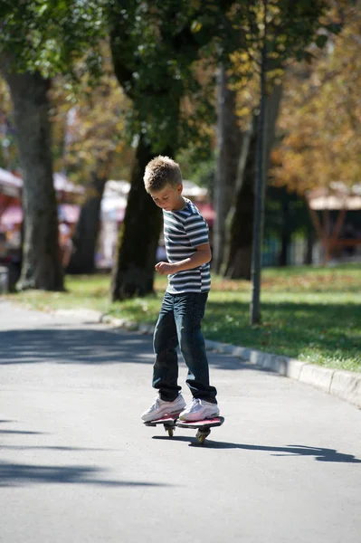 Mladý americký skateboardista — Stock fotografie