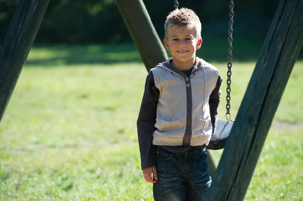 スイングを持つ少年 — ストック写真