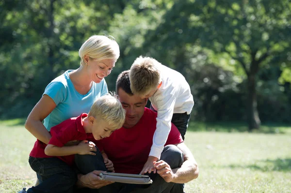 Familie met behulp van tablet pc — Stockfoto