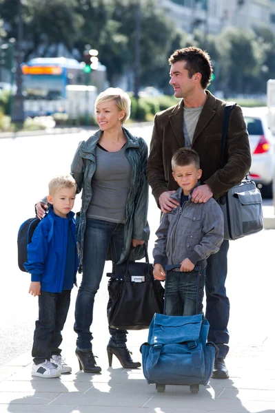 Familjen väntar på bussen — Stockfoto