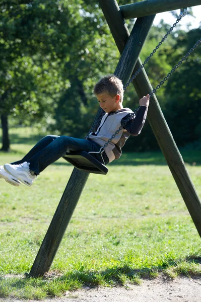 Pojke swinging — Stockfoto