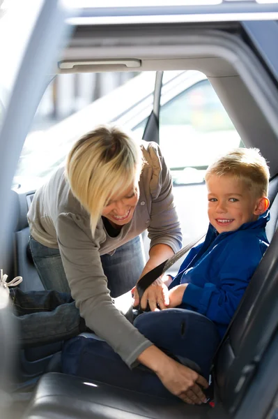 Mother fastening son's seatbelt — Stock Photo, Image