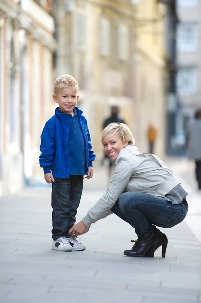 Mother helping son — Stock Photo, Image