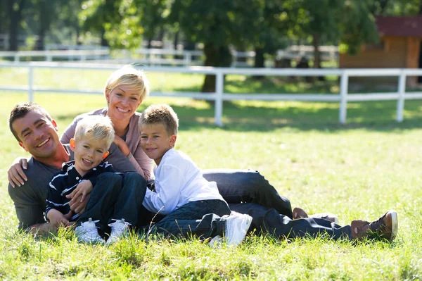 Familjen njuter vårdag — Stockfoto