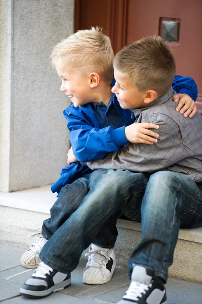 Broers zittend op deur stappen — Stockfoto