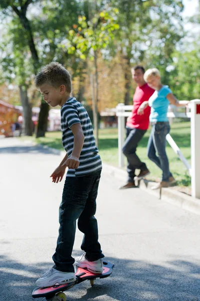 Jonge skateboarder — Stockfoto