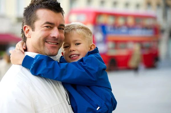 Vader en zoon omarmen — Stockfoto