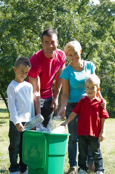 Familie recycelt Flaschen — Stockfoto