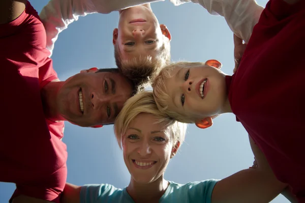 Familie omarmen — Stockfoto