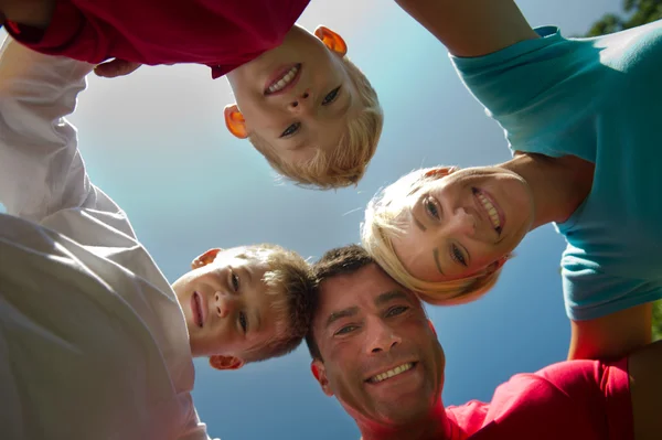 Familie omarmen — Stockfoto