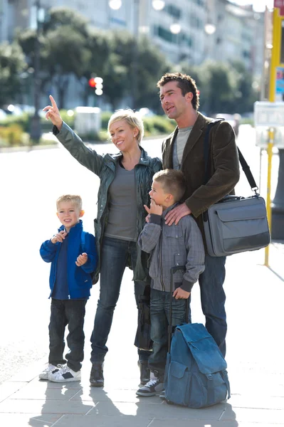 Familjen väntar på bussen — Stockfoto