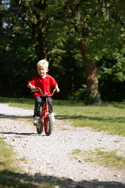 Pojke rida sin cykel — Stockfoto