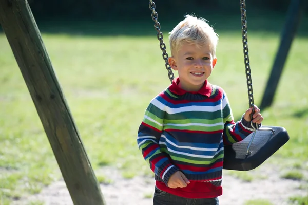 Jongen met schommel — Stockfoto