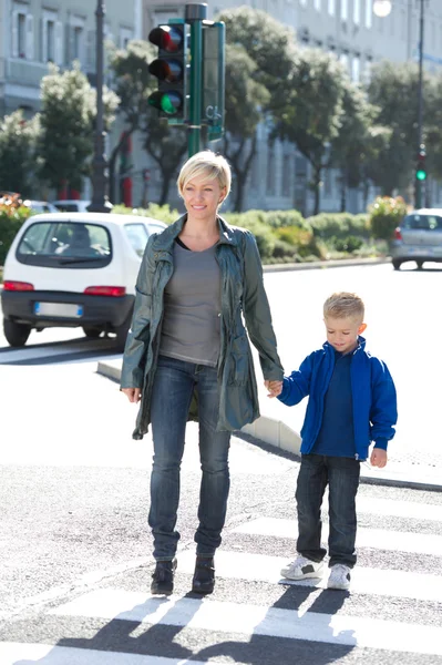 Mother and son on cross walk — Stock Photo, Image