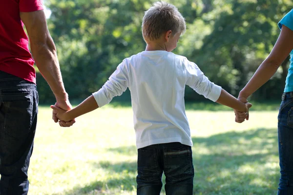 Родители держат сына за руки Лицензионные Стоковые Изображения