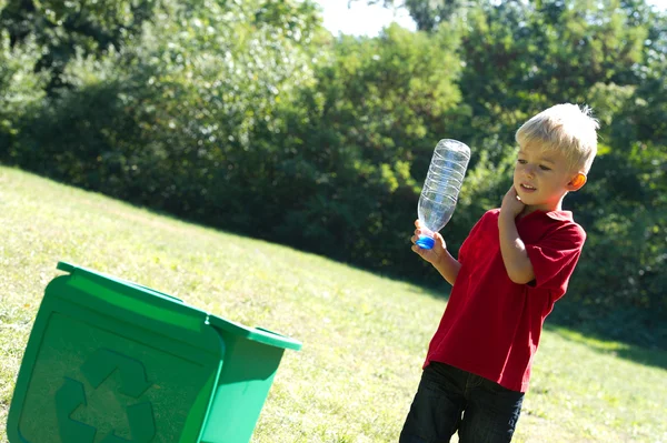 Jongen recycling fles — Stockfoto