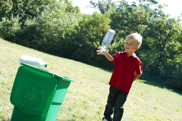 Pojke återvinning flaskan — Stockfoto
