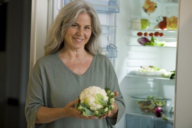 kadın kıdemli holding karnabahar