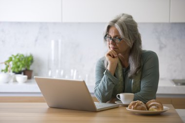 pc adlı kadın kıdemli