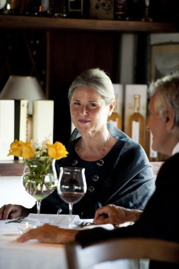 Restorandaki yaşlı çift.