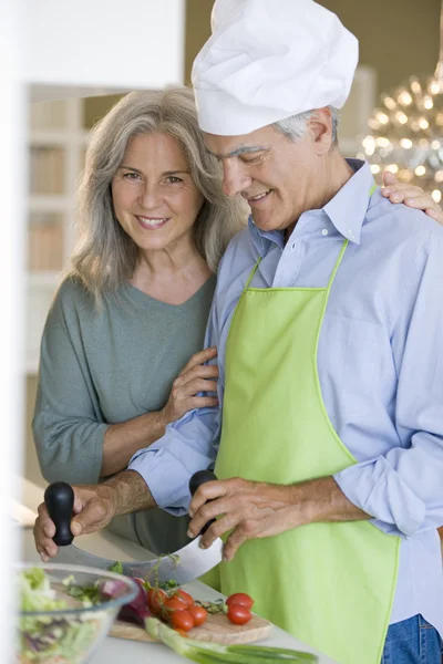 Äldre par matlagning — Stockfoto