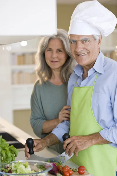 Senior couple cooking healthy food — Stock Photo, Image