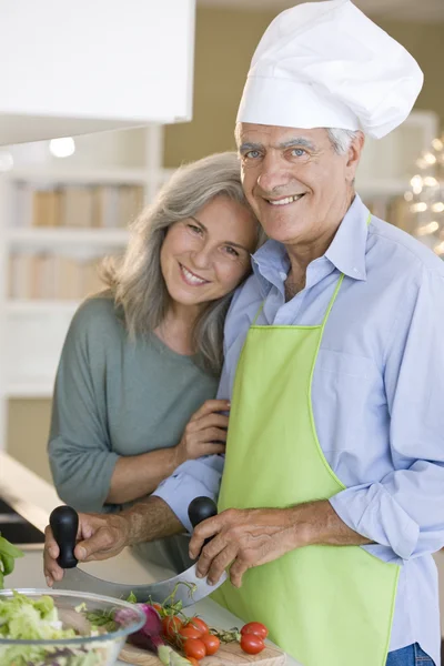 Idősebb pár, főzés — Stock Fotó