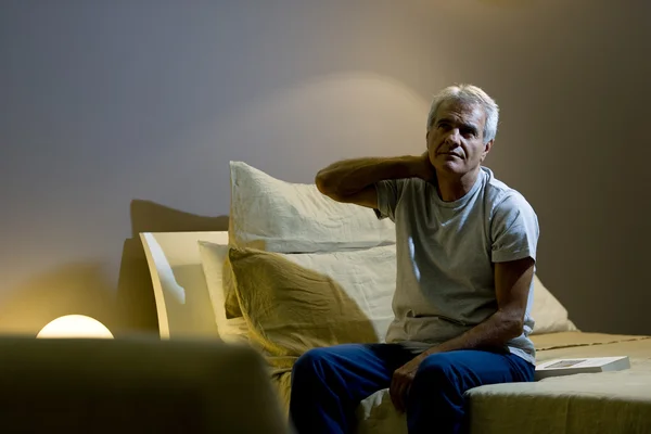 Hombre mayor en el dormitorio — Foto de Stock