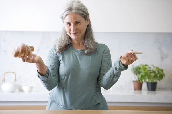 Senior woman choosing food — Stock Photo, Image