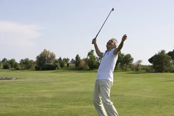 Starszy człowiek, gry w golfa — Zdjęcie stockowe