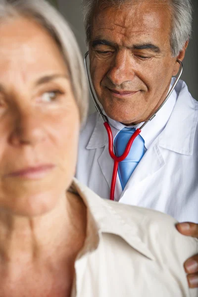 Dokter bezoeken senior vrouw — Stockfoto